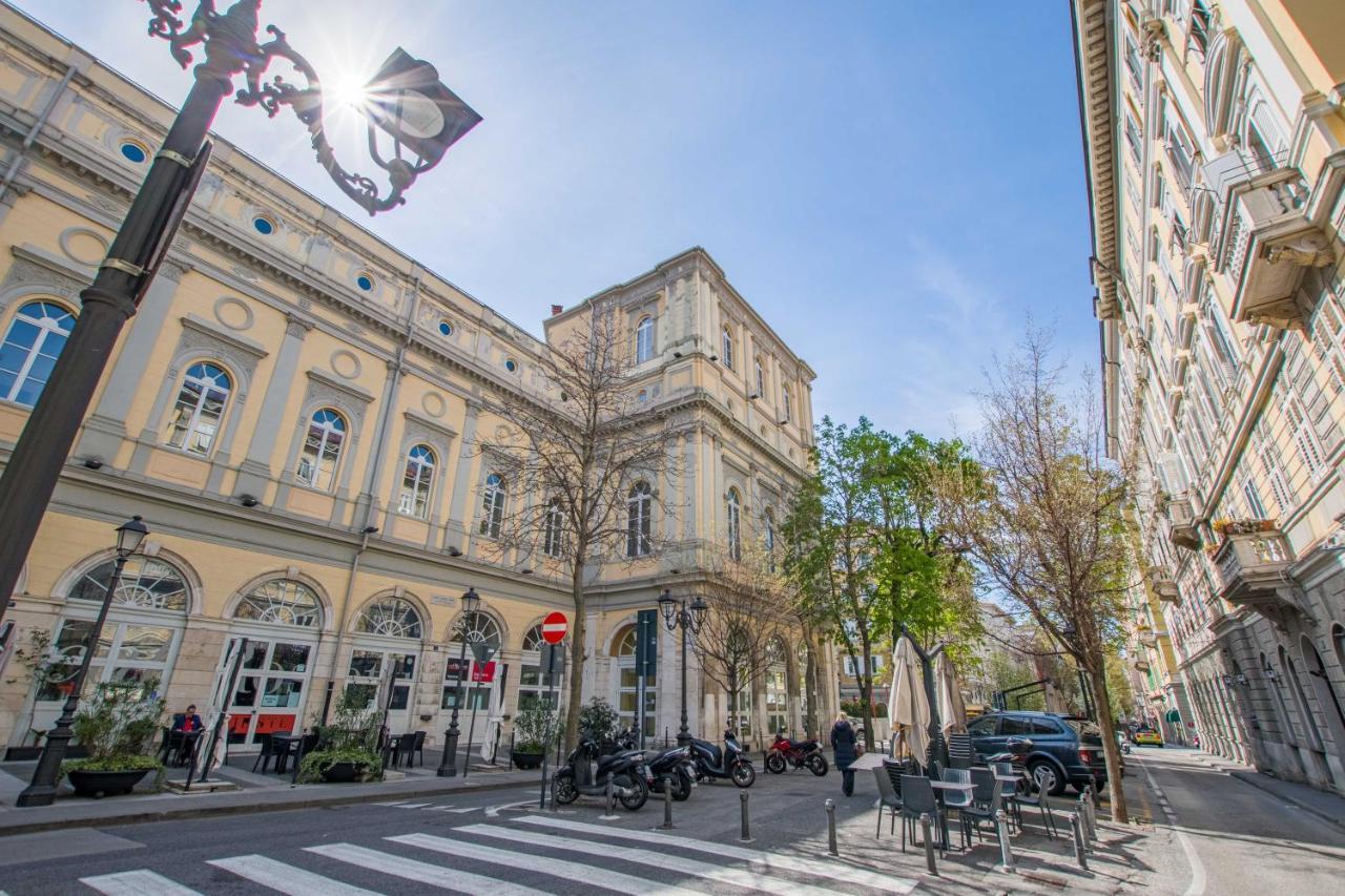 Casa Vacanze Al Teatro ตรีเอสเต ภายนอก รูปภาพ