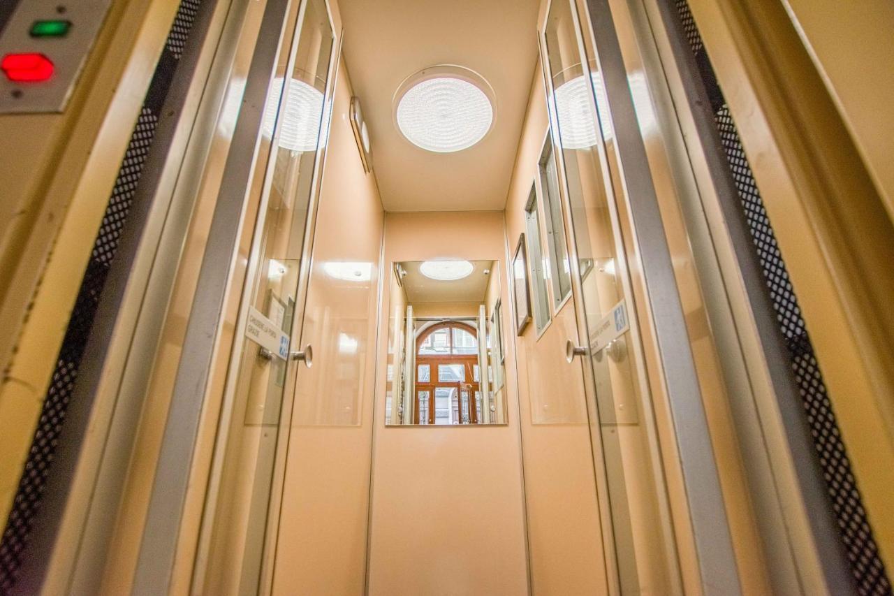 Casa Vacanze Al Teatro ตรีเอสเต ภายนอก รูปภาพ